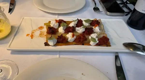 Deliciosa tarta de puerros con queso de cabra y tomate seco, ideal para saber donde comer en Cabo de Gata.