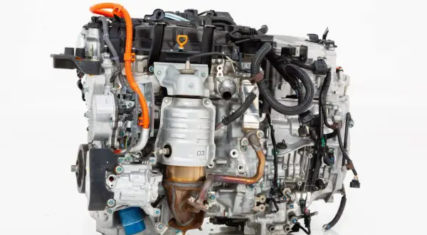 Motor de combustión interna con cableado complejo y catalizador, cumpliendo la normativa **motor euro 5**.