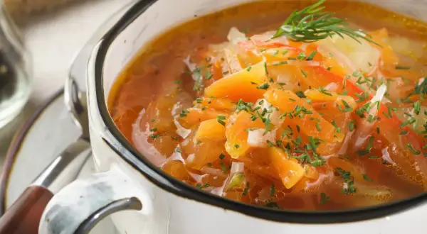 Aksamitna zupa warzywna, idealna na dietę zupową. Pełna marchewki, ziemniaków i ziół.