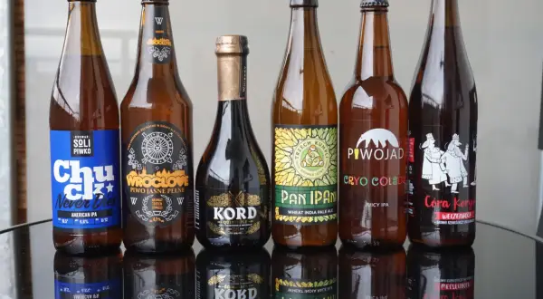 Siedem butelek piwa, w tym popularne marki piwa: Sól Piwko, Wroclove, Kord, Pan Ipan, Piwojad i Córa Koryn.