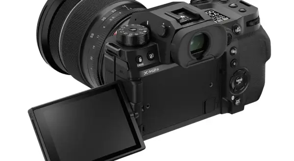 Nowy aparat Fujifilm X-H2s z obiektywem. Wyświetlacz uchylony, gotowy do pracy.