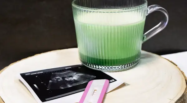 Zielone matcha w ciąży, obok pozytywnego testu ciążowego i zdjęcia USG. Nowy rozdział.