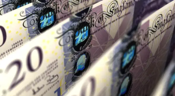 Rząd banknotów po 20 funtów, czyli jaka waluta jest w Anglii. Widoczne napisy "Bank of England" i "Twenty Pounds".