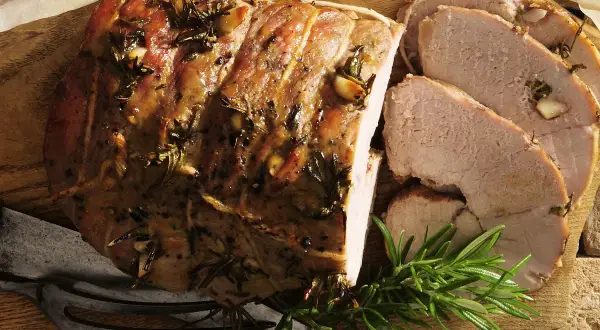 Soczysta pieczona jagnięcina z rozmarynem i czosnkiem, idealna na obiad. Przepis Ani Gotuje.