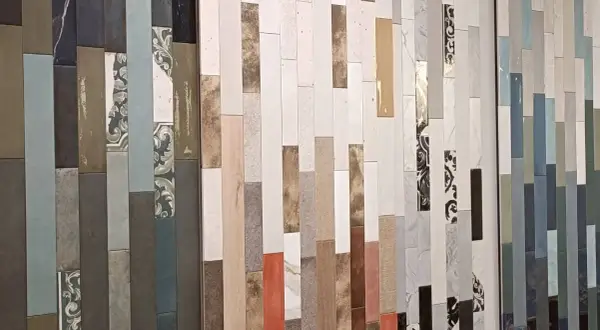 Collezione di piastrelle in ceramica Italia, con motivi decorativi e finiture diverse, che creano un mosaico di texture e colori.