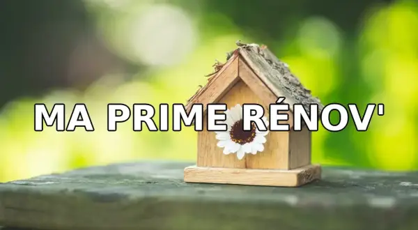 Une petite maison en bois décorée d'une fleur, avec le texte "MA PRIME RÉNOV'". Idéal pour votre projet d'isolation des combles.