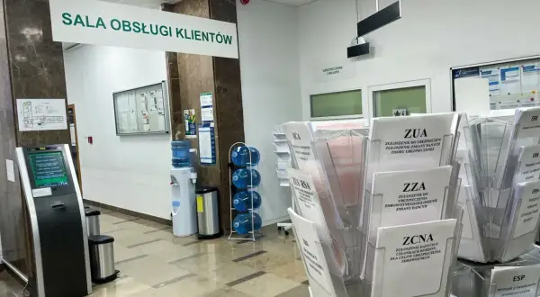 W sali obsługi klienta rp7, obok dystrybutora wody, stoją stojaki z formularzami ZUS.