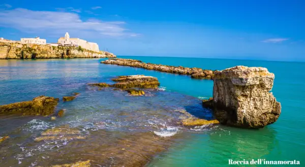 La ripa di Vieste, con il suo mare cristallino e la rocca che si staglia sull'orizzonte, incanta lo sguardo.
