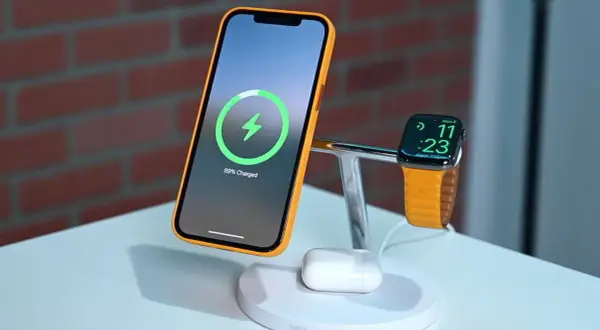 Ładowarka indukcyjna Belkin z iPhonem, Apple Watch i słuchawkami AirPods.