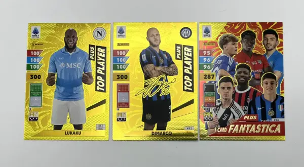 Tre carte Adrenalyn Plus Serie A dorate: Lukaku, Di Marco e un gruppo di giocatori. La carta di Lukaku, con il suo punteggio di 300, è la carta Adrenalyn più costosa.