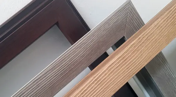Cornici con finitura effetto legno in varie tonalità. Si può verniciare il PVC per personalizzare questi profili.