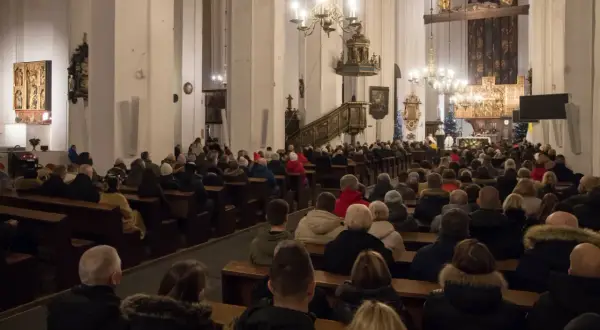 W kościele tłum wiernych siedzi na ławkach. Msza 30 listopada.