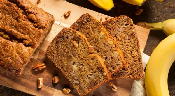 Chlebek bananowy z orzechami, pokrojony na kromki. Zastanawiasz się, dlaczego chlebek bananowy wychodzi zakalec?
