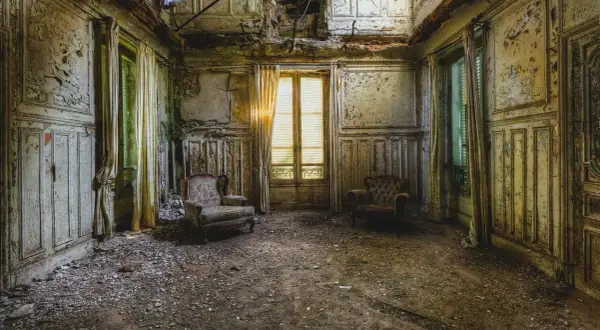 Deux fauteuils délabrés dans une pièce abandonnée, vestige d'une exploration urbex à Toulouse.