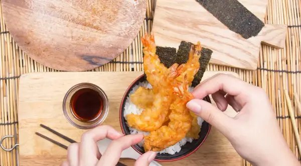 Chrupiące krewetki w cieście tempura na ryżu. Zastanawiasz się tempura co to? To japońskie danie!