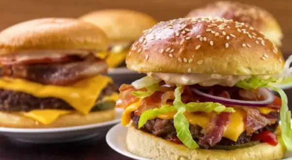 Jak zrobić idealne domowe burgery? Przepis i triki eksperta