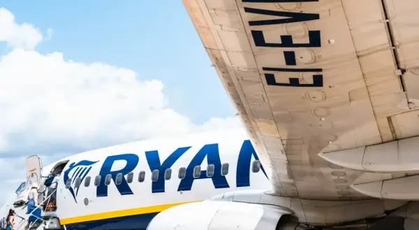 Samolot Ryanair z pasażerami na pokładzie. Linia oferuje tanie loty, bagaż podręczny i dodatkowe usługi.