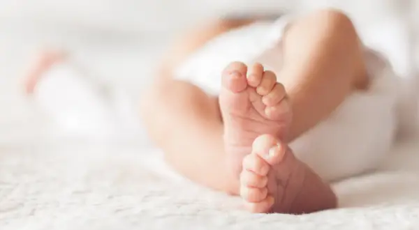 Delikatne stópki noworodka. Czy dziecko po urodzeniu trzeba zameldować? To pytanie, które zadaje sobie wielu świeżo upieczonych rodziców.