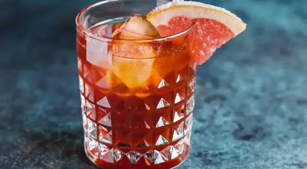 Orzeźwiający drink z jagermeister, lodem i plasterkiem grejpfruta, idealny na letnie wieczory.