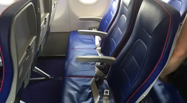 Puste siedzenia w samolocie a321neo Wizzair. Czekają na pasażerów, gotowe do lotu.