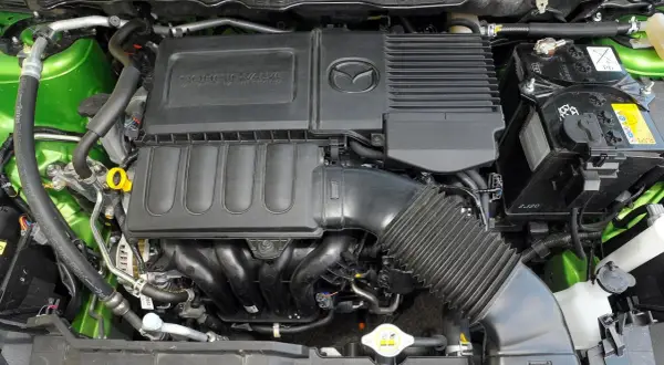 Silnik DOHC 16-zaworowy z systemem zmiennych faz rozrządu w zielonej Mazda 2 2008.