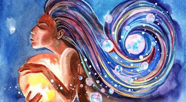 Una mujer abraza un sol brillante, su cabello se transforma en una galaxia espiral, manifestando la energía femenina cósmica.