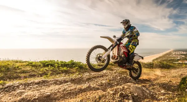 Prawo jazdy na enduro: Czy jest wymagane? Poznaj kategorie i kary!