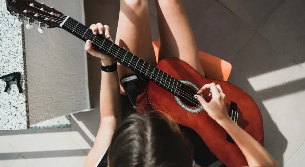 Jak zagrać H na gitarze: proste sposoby na łatwe akordy