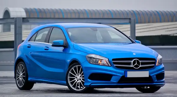 Niebieski Mercedes-Benz klasy A, idealne auto na pierwsze. Stylowy, kompaktowy, z dynamiczną linią.