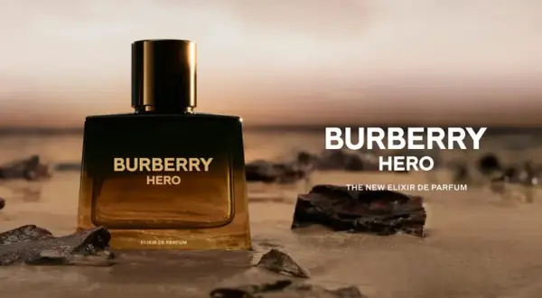 Elegancka butelka Burberry Hero na plaży, symbolizująca siłę i odwagę. Nowy Elixir de Parfum.