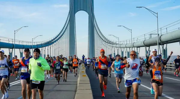 Uczestnicy maratonu nowojorskiego biegną przez most Verrazzano-Narrows.