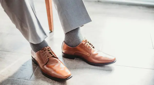 Eleganckie, brązowe, skórzane buty męskie. Dowiedz się, jak wyczyścić skórzane buty, by wyglądały jak nowe.