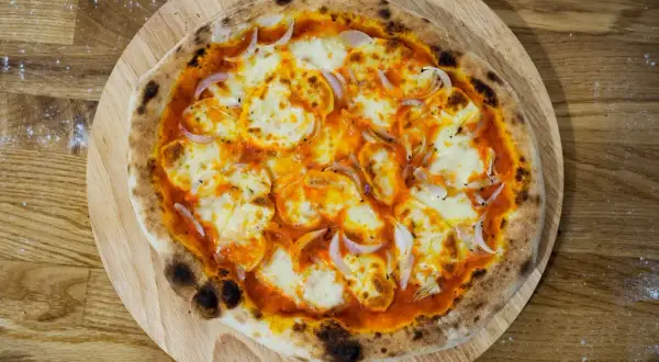 Ile gram ciasta na pizzę 32 cm? Odpowiednia waga dla idealnej pizzy
