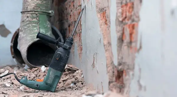 Jak usunąć tynk mozaikowy? Proste metody, które zaoszczędzą czas