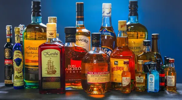 Ile kalorii ma whisky z colą? Sprawdź, co naprawdę pijesz!