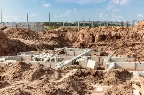 Czym zasypać fundamenty z zewnątrz, by uniknąć problemów z wilgocią?