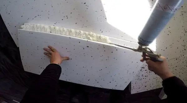 Czy dawać folię pod styropian na stropie? Poznaj zalety i wady