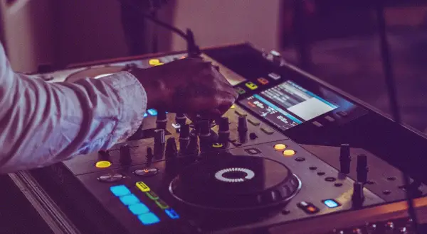 DJ czy zespół na wesele - co wybrać, aby uniknąć rozczarowania?