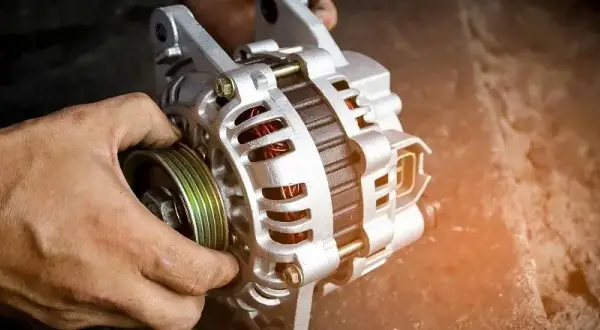 Jak działa alternator w samochodzie i dlaczego jest kluczowy dla układu elektrycznego?