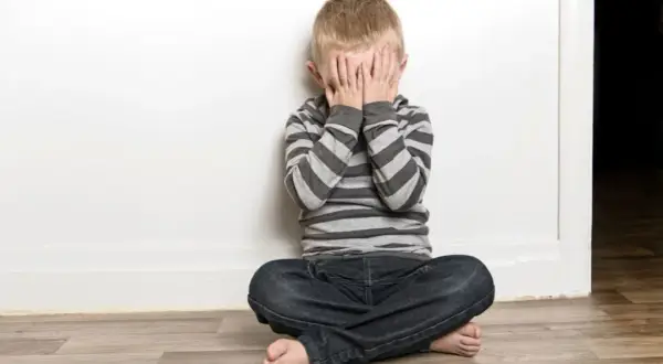 Jak czyścić uszy dziecku: bezpieczne metody i najczęstsze błędy