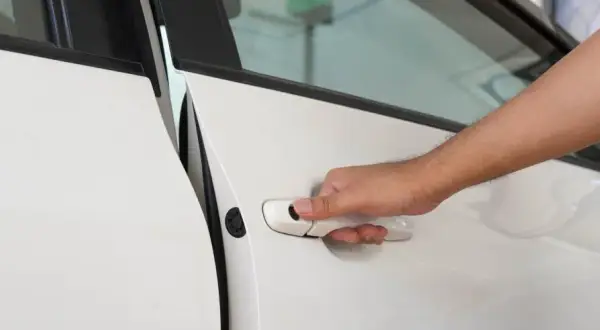 Zatrzaśnięte kluczyki w samochodzie? Sprawdź, jak otworzyć auto bez stresu