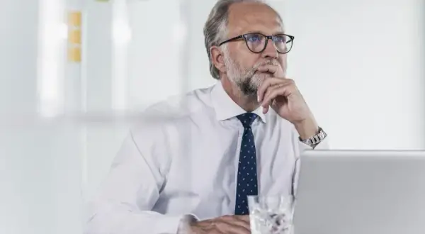 Jak obliczyć zasiłek chorobowy po ustaniu zatrudnienia i uniknąć strat