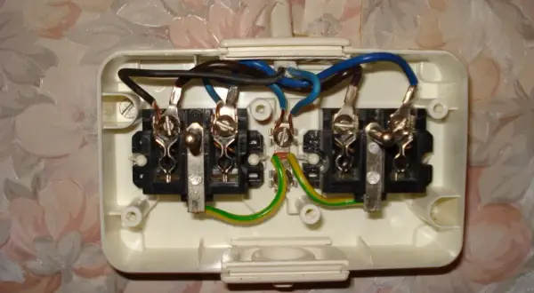 Jak bezpiecznie podłączyć gniazdko w starej instalacji: 5 kroków