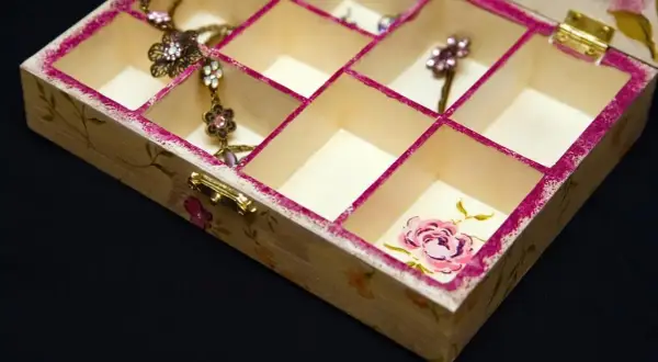 Jak zrobić decoupage na meblach - proste kroki do pięknych efektów