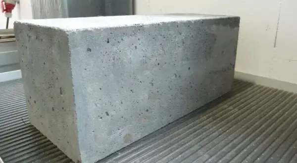 Czy sam cement z wodą zwiąże? Poznaj kluczowe czynniki wpływające na utwardzanie