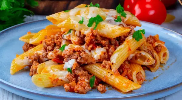 Szybki przepis na makaron penne z mięsem mielonym, który zaskoczy smakiem