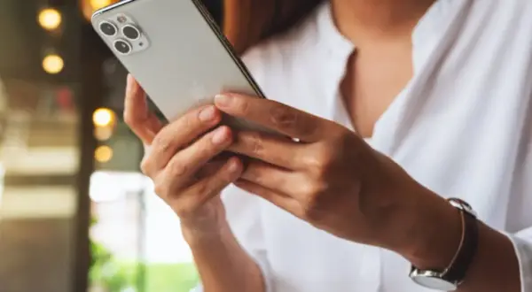 Jak podłączyć iPhone'a do telewizora bezprzewodowo - proste kroki i porady