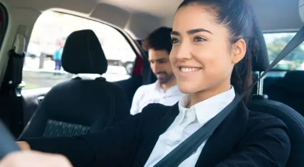 Kim jest kierowca Ubera? Obowiązki, wymagania i korzyści pracy w Uberze