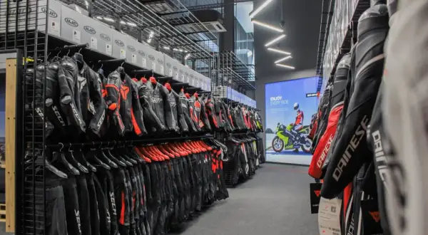 Jak dobrać kombinezon motocyklowy, aby zapewnić bezpieczeństwo i komfort