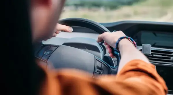 Kim jest młody kierowca? Definicja, przepisy i praktyczne porady dla początkujących